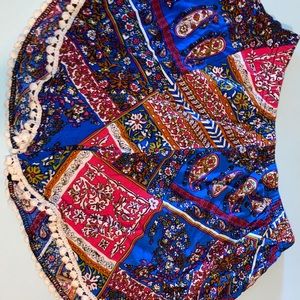 Breathable loose abstract shorts.